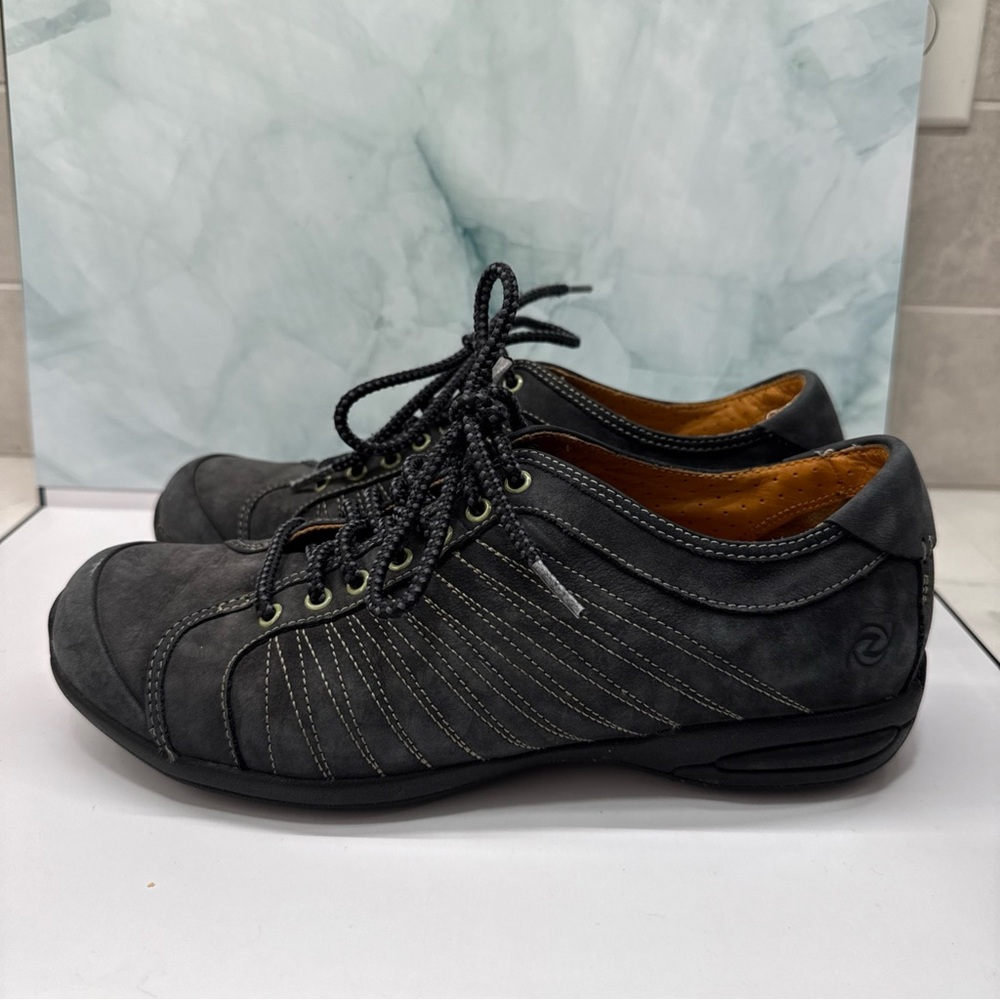 Women’s Z7 Aireezz Karma gray lace up shoes size 9 suede